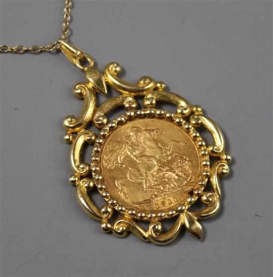 A 1911 gold sovereign in 9ct gold fancy mount on 9ct gold fine chain (16.8g total)